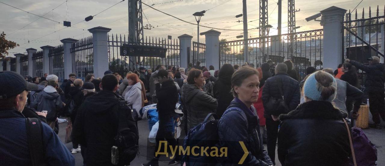 В Одессе закрыли вокзал: сотни пассажиров не знают, что делать (фото)